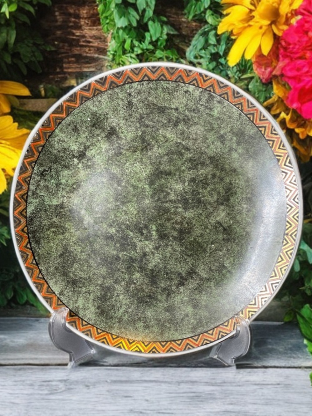 Large Chinese decorative plate.